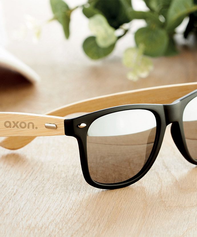 Occhiali da sole personalizzati su un tavolo. Gadget personalizzati per l'estate.