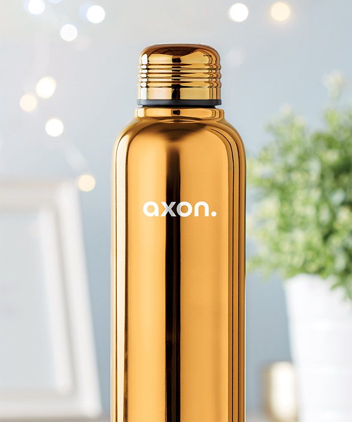 Thermos dorato personalizzato con pianta sullo sfondo. Gadget personalizzato per l'inverno.