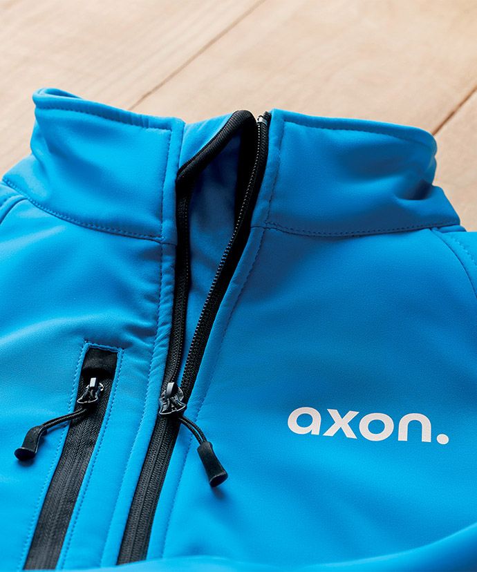 Giacca blu personalizzata su un tavolo. Gadget personalizzati per aziende.