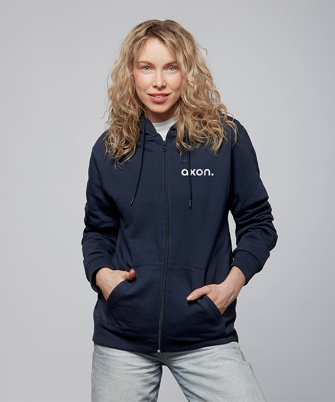 Donna con felpa con cappuccio color blu scuro con zip lunga e stampa sul petto.