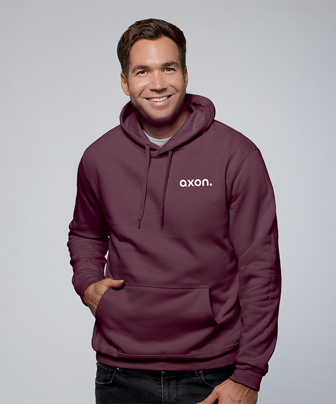 Uomo con felpa color vinaccia personalizzata sul petto a destra.